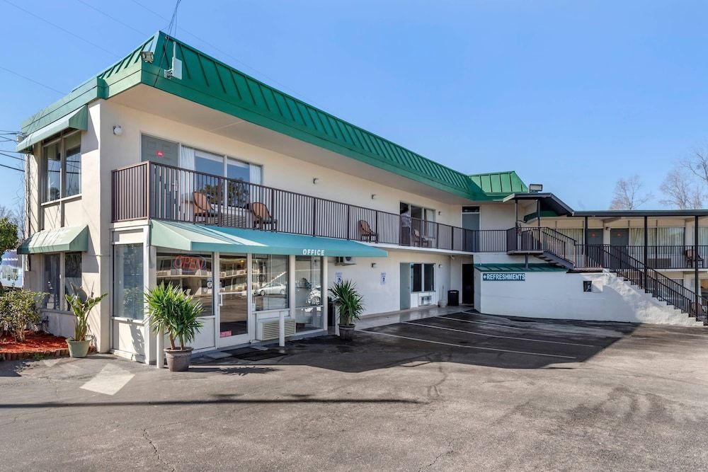 Econo Lodge Conway Central 1