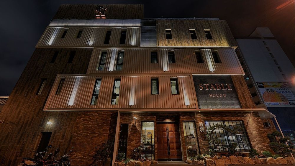 STABLE HOTEL 1