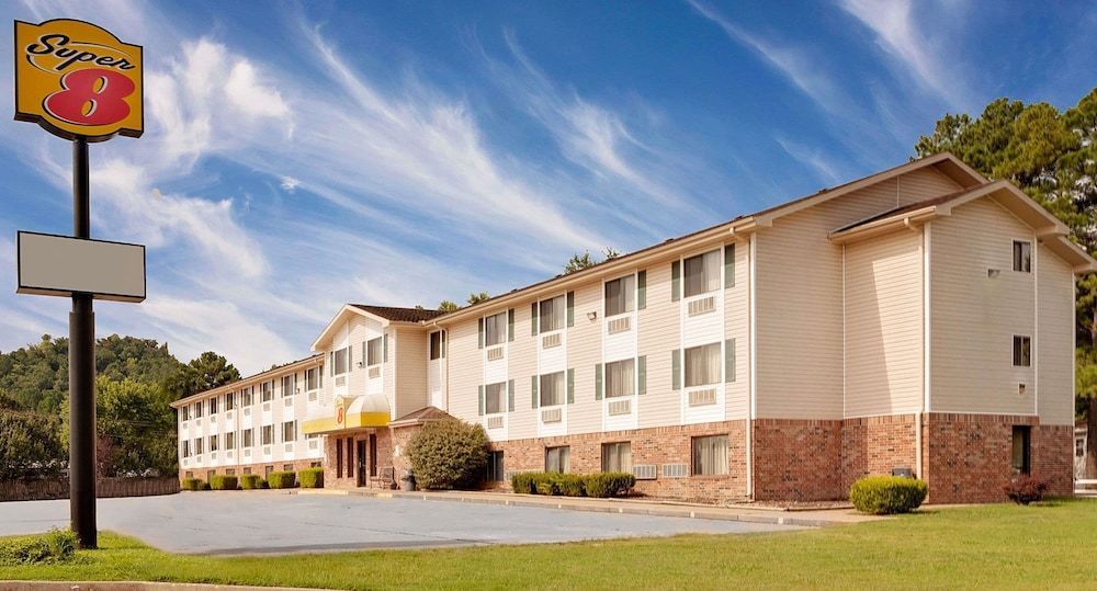Super 8 by Wyndham Fayetteville 1