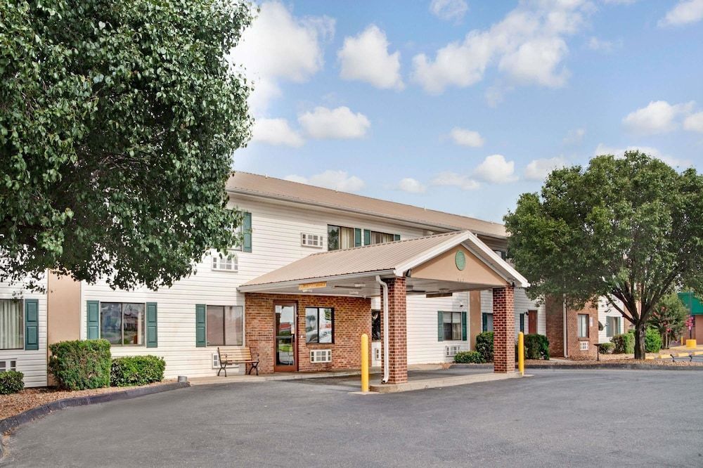 Super 8 by Wyndham West Memphis 1