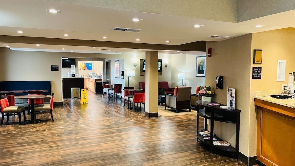 Best Western Rochelle Inn & Suites near DeKalb 2