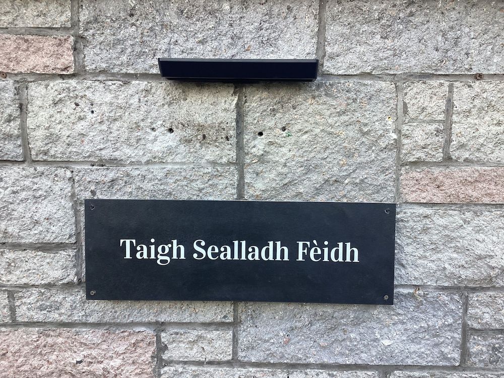 Taigh Sealladh Fèidh B&B 1