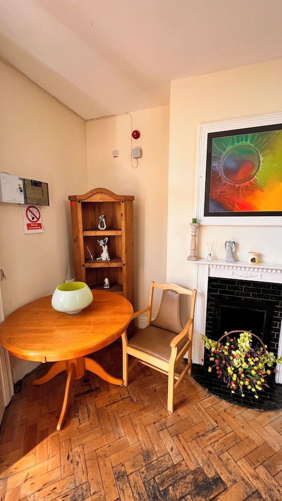Castle Lodge Guest House 86-88 Sheil Rd L6 3AF 1