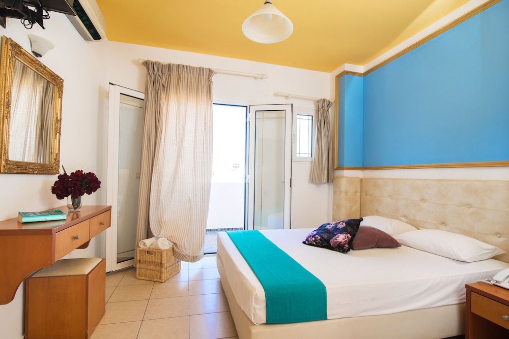 Yiannis Manos Hotel Resort 1