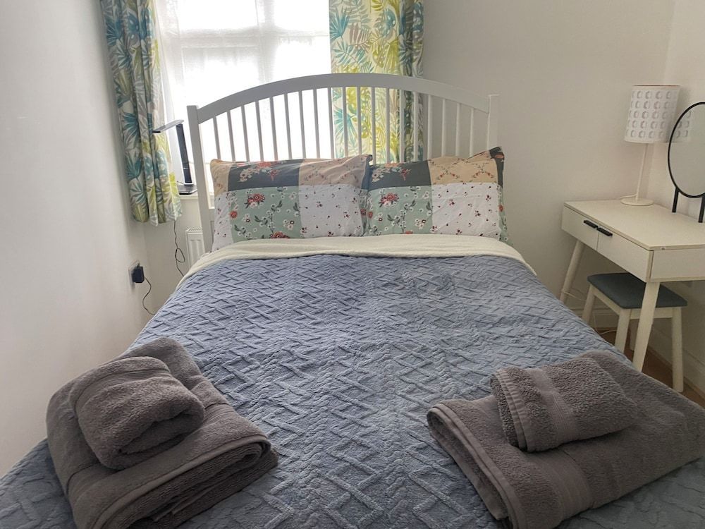 Slough - Sleeps 3 - PetFriendly - Riverside - Bay 2