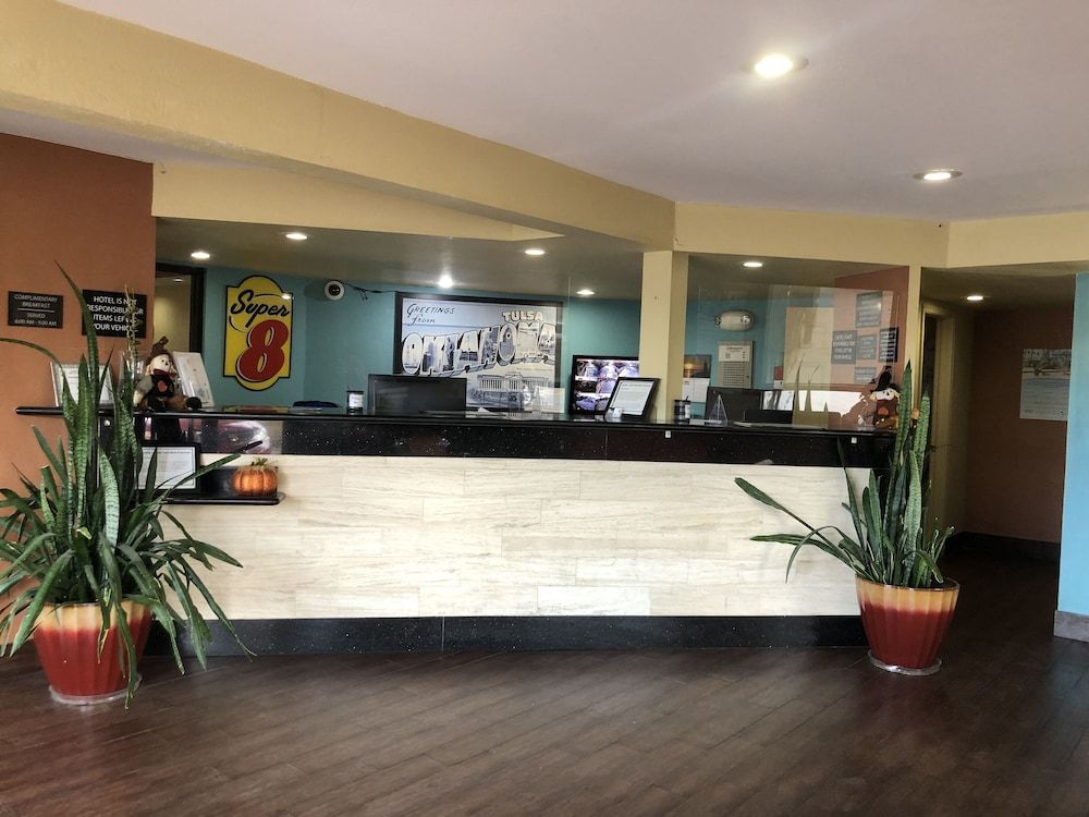 Super 8 by Wyndham Tulsa - Route 66 2