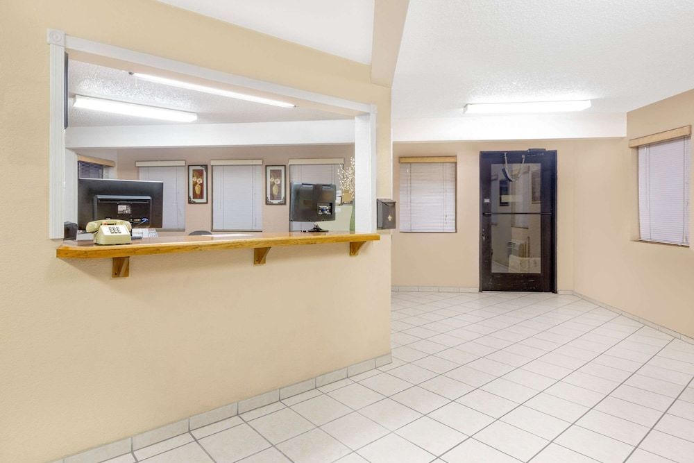Super 8 by Wyndham Lake Havasu City 2