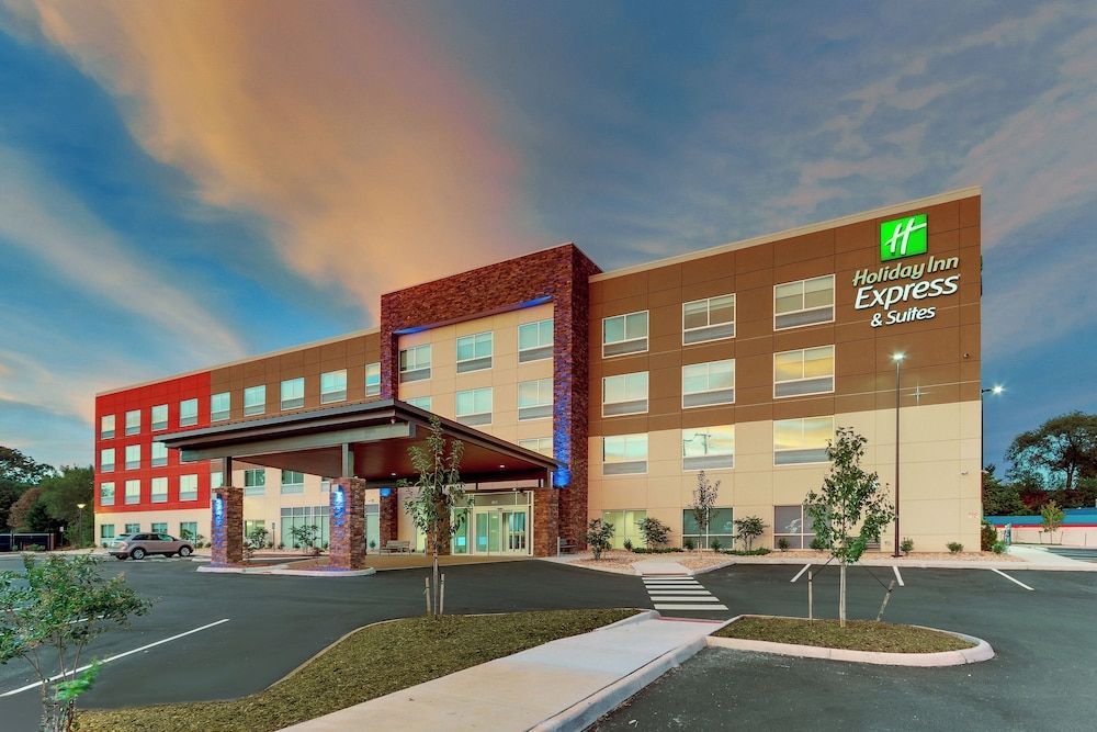 Holiday Inn Express & Suites ROANOKE – CIVIC CENTER by IHG 1