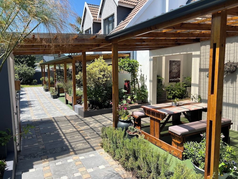 Pelican Lodge Guesthouse 1