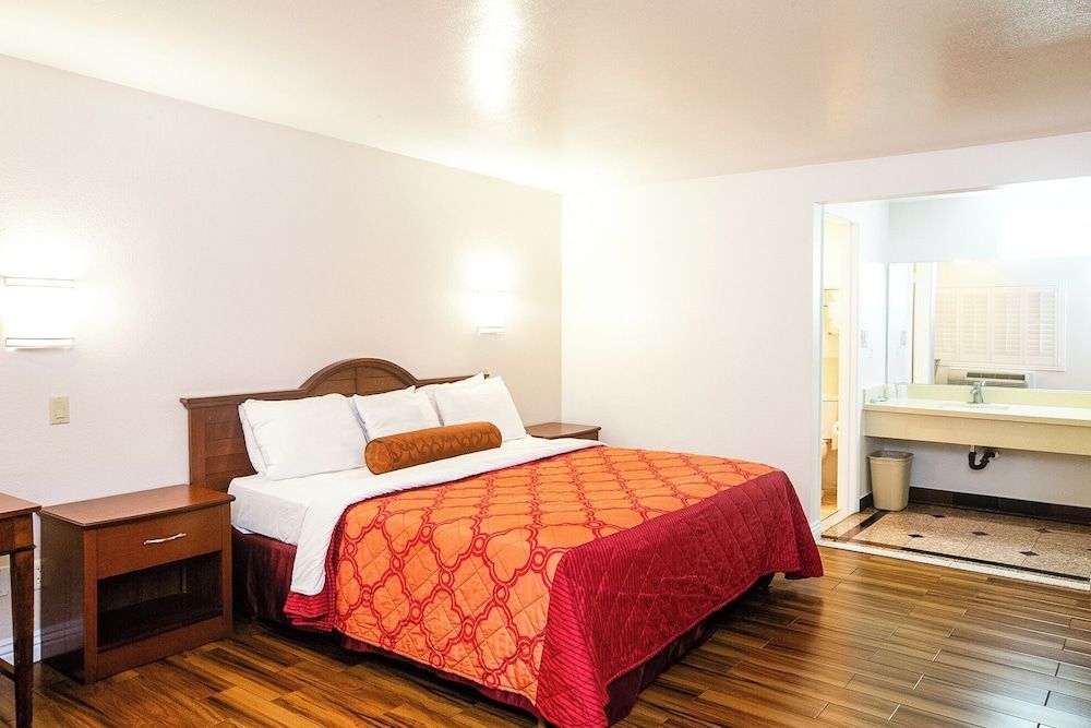 Tropic Lodge 1