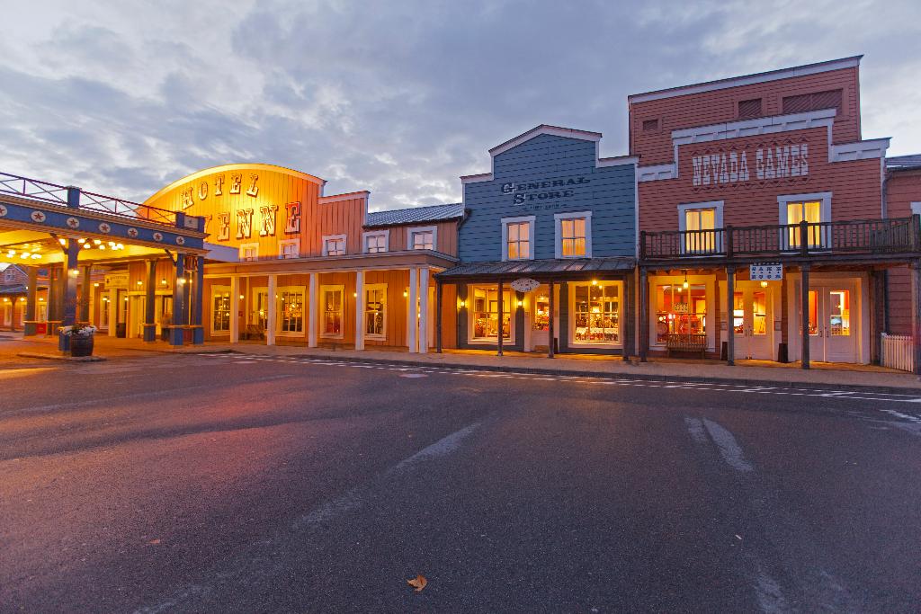 Disney Hotel Cheyenne + Tickets 1