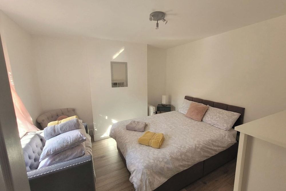 Apt - Sleeps 4/5 - Garden - Parking 1