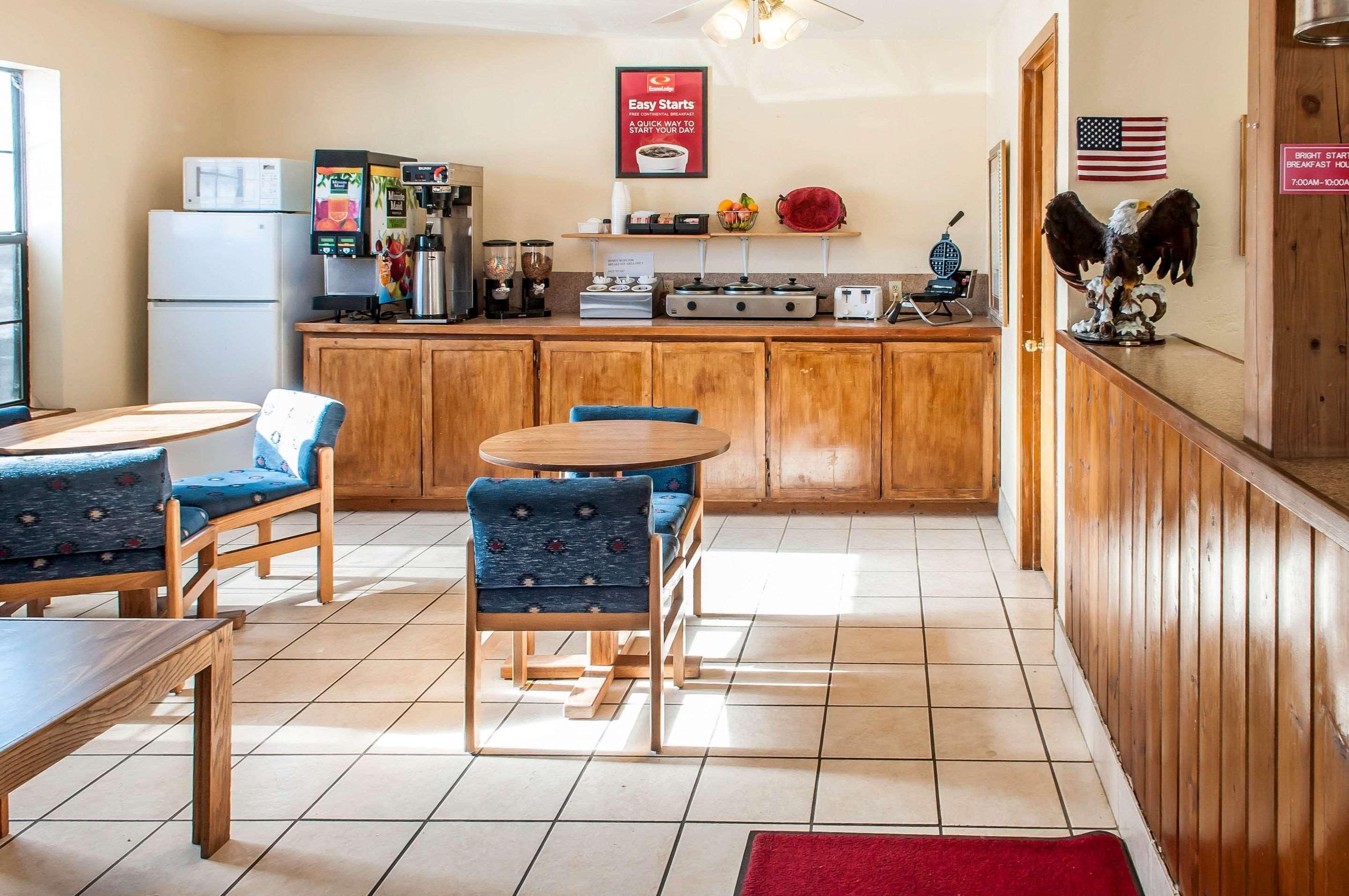 Econo Lodge Eagle Nest 1
