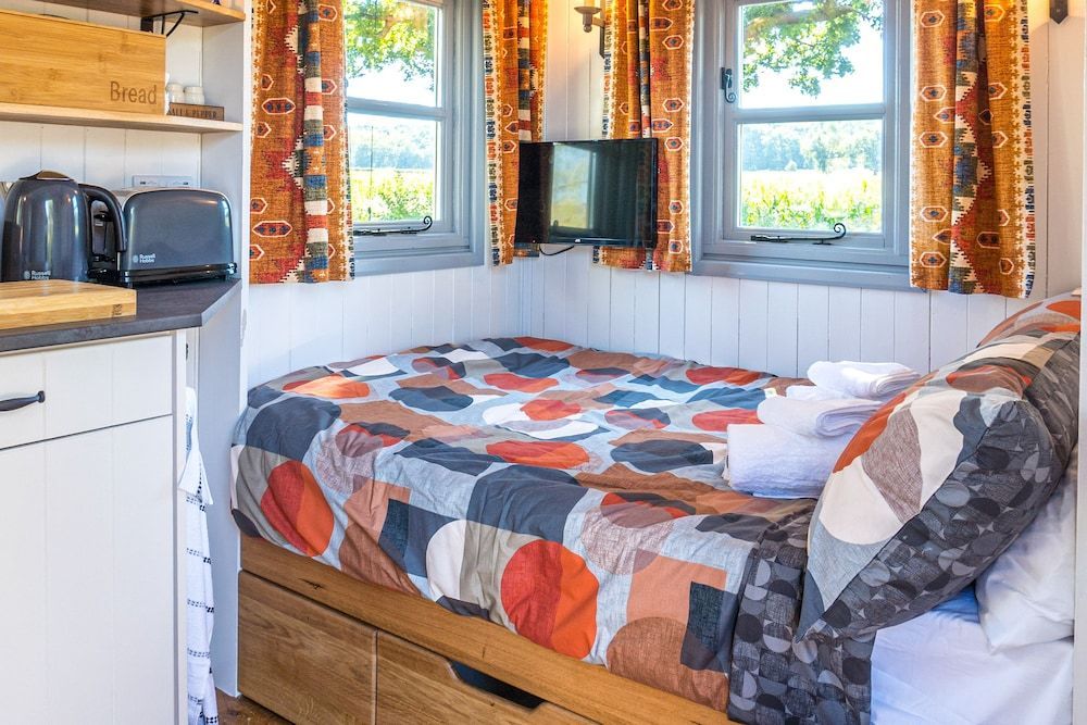 The Hideaway Hut - 1 Bed Shepherds Hut - Hereford 2