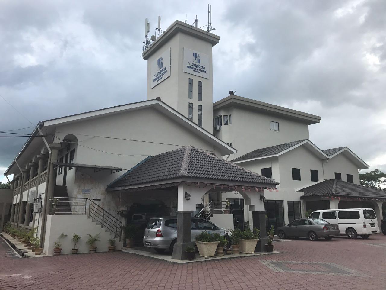 Lyon - Pantai Cenang - Myangkasa Akademi Resort - Pantai Cenang