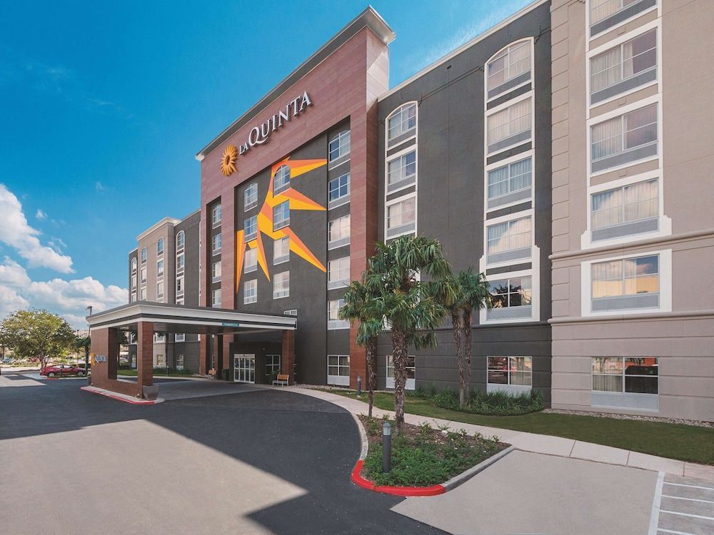 La Quinta Inn & Suites by Wyndham San Antonio Downtown 1