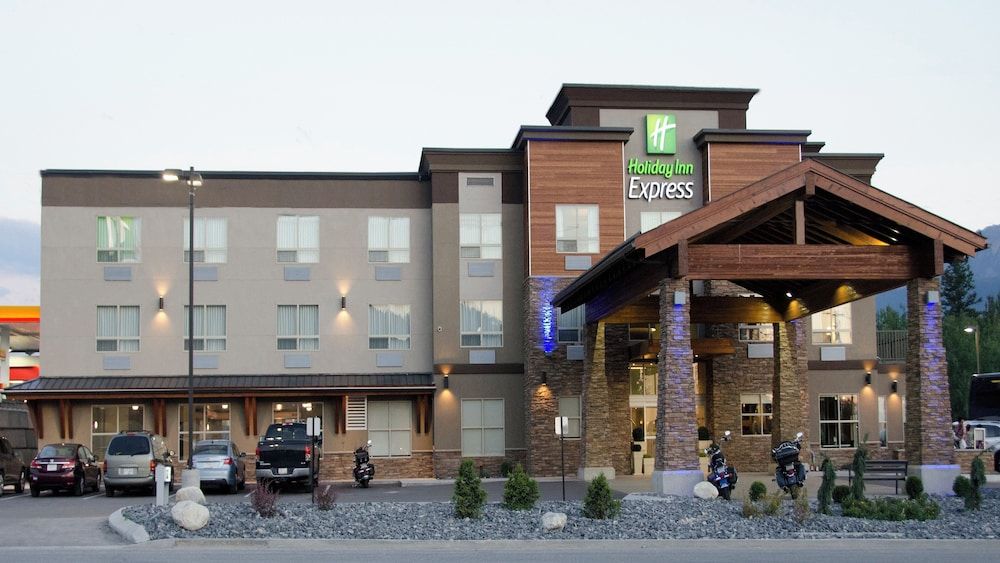 Holiday Inn Express GOLDEN-KICKING HORSE by IHG 1