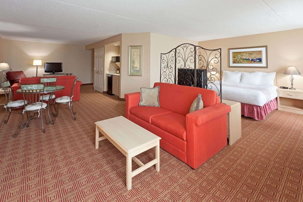 La Quinta by Wyndham Garden City 1