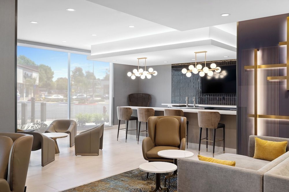 La Quinta Inn & Suites by Wyndham La Habra 2