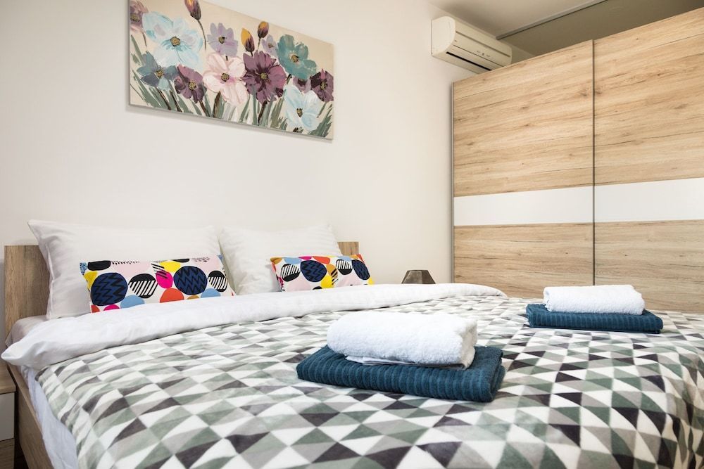 2 Bedroom Apt. in the Business Zone- Free Parking 2