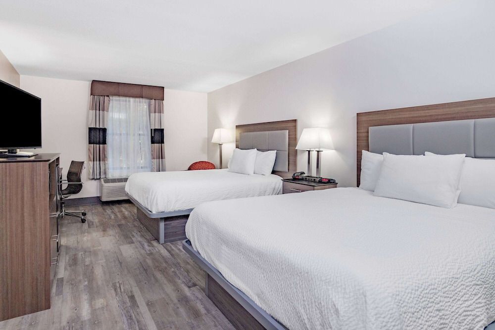 Ramada by Wyndham Hendersonville 2