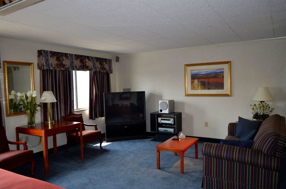 Super 8 By Wyndham Frederick 1