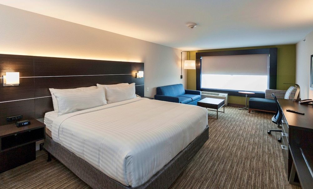Holiday Inn Express & Suites DODGE CITY by IHG 1
