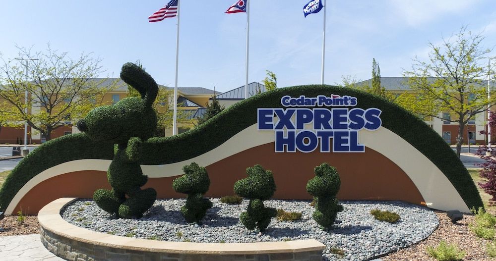Cedar Point's Express Hotel 1