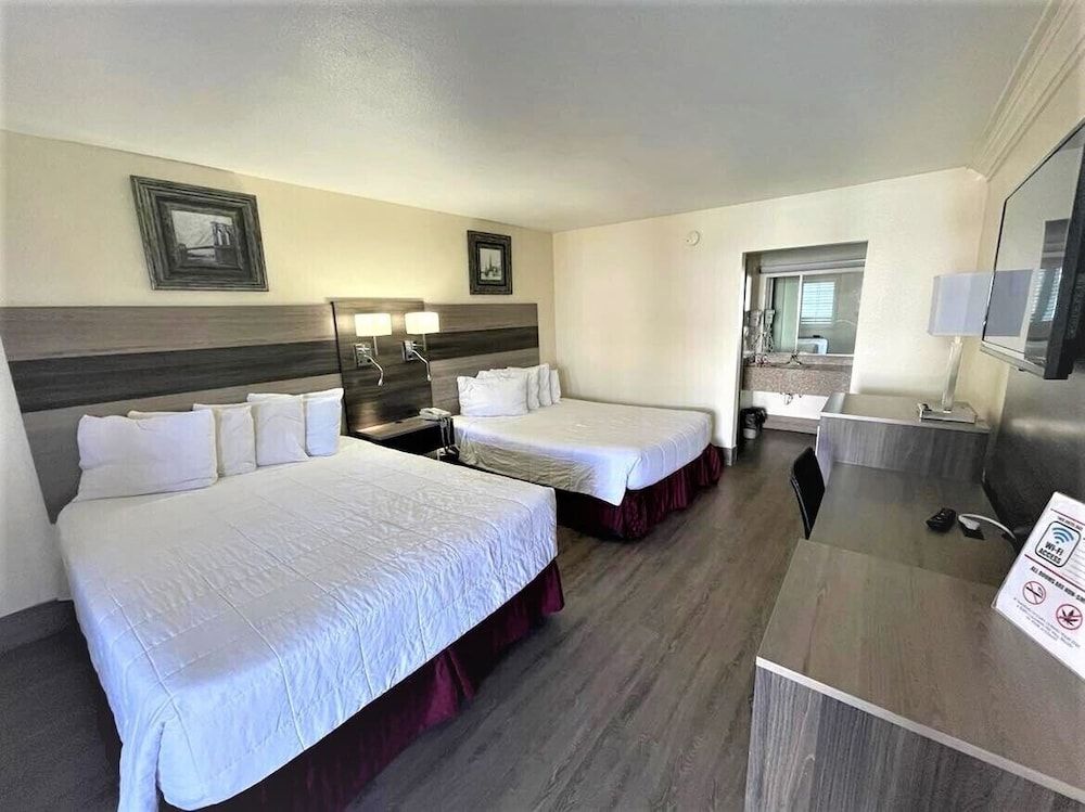 Ramada by Wyndham Kingman 1