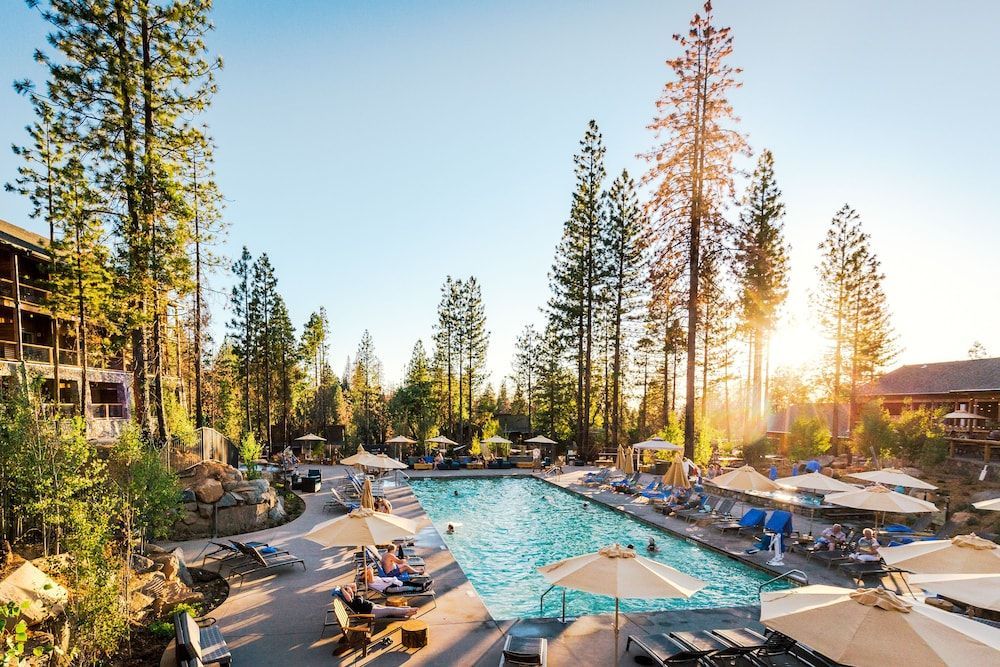 Rush Creek Lodge at Yosemite 1