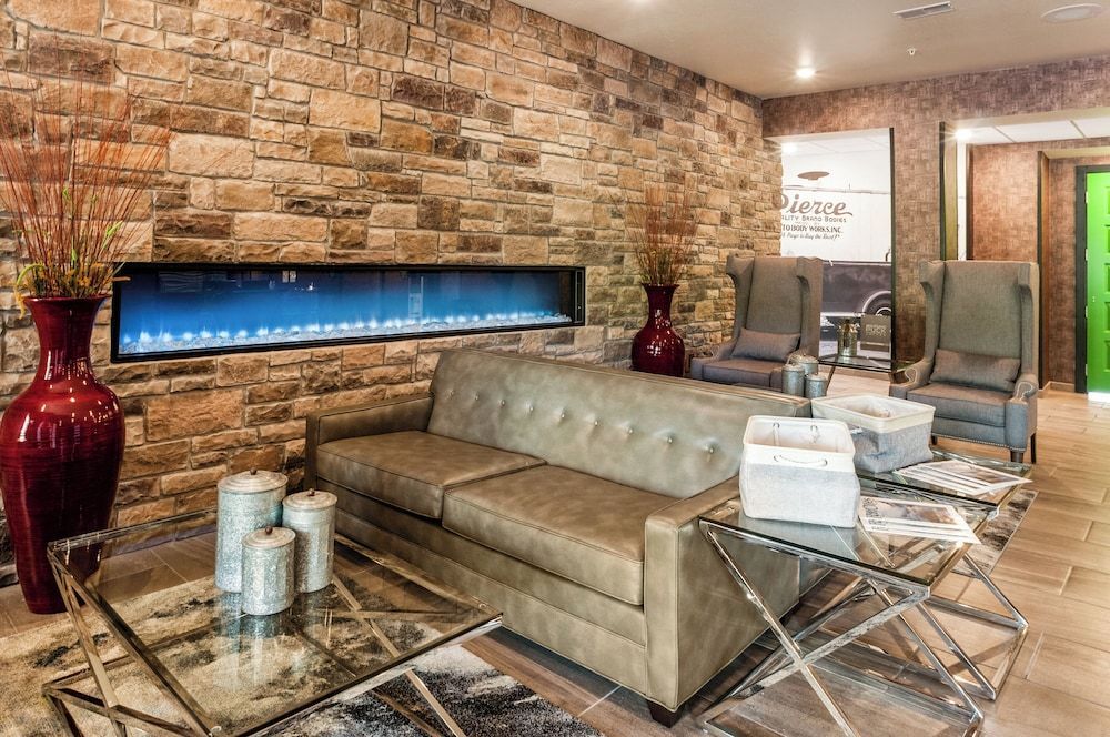 Cobblestone Hotel & Suites Appleton International Airport 2
