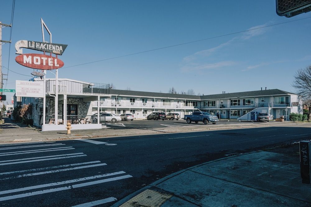 La Hacienda Motel 1