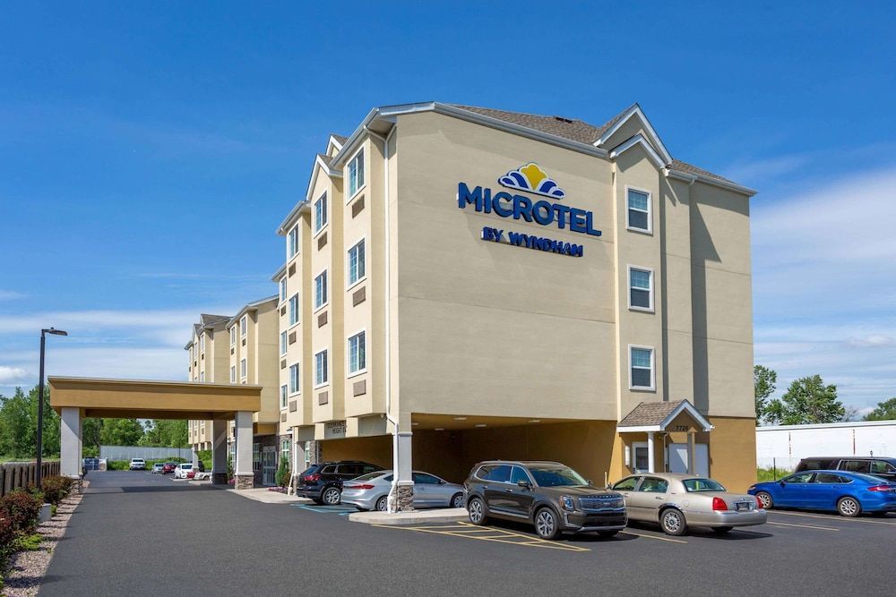 Microtel Inn & Suites by Wyndham Niagara Falls 1