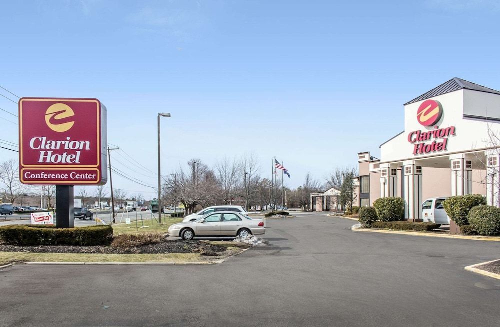 Clarion Hotel & Conference Center Ronkonkoma MacArthur Airport 1