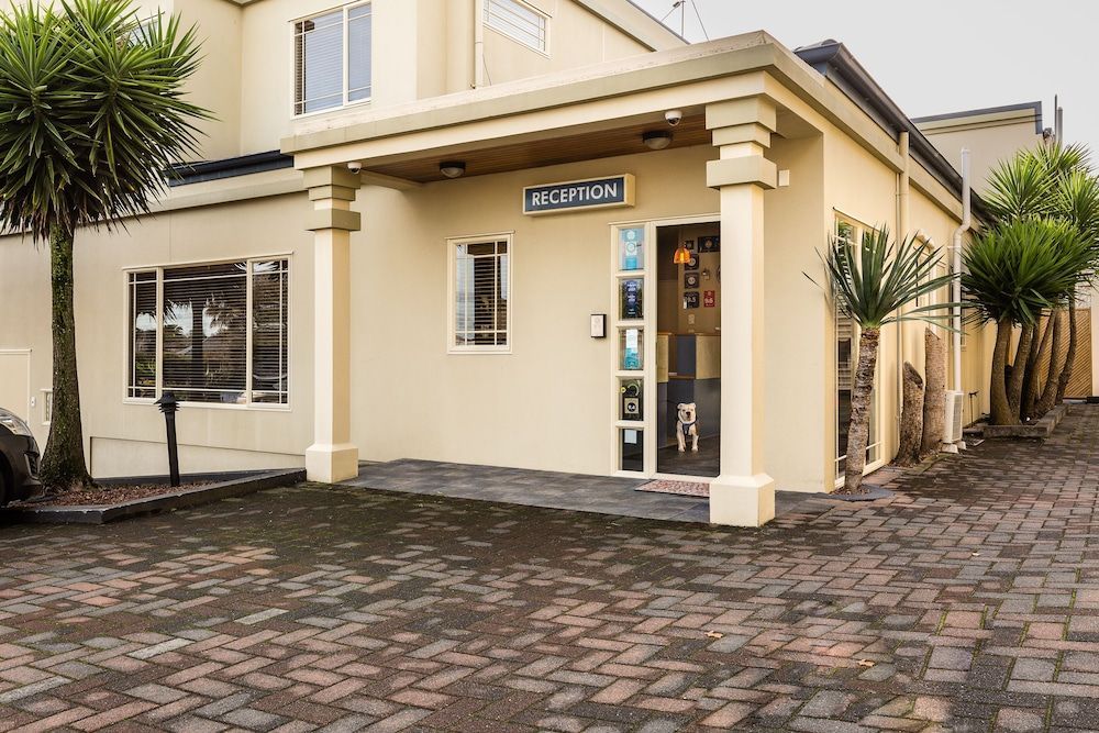 Pebble Beach Motor Inn 2