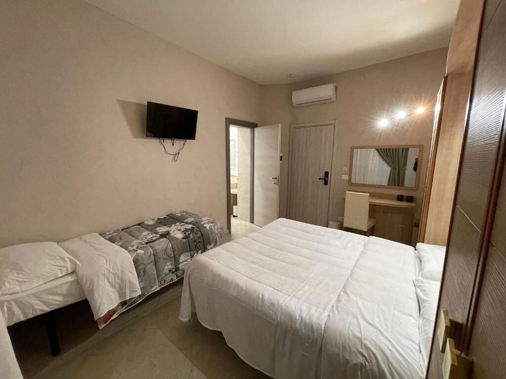 S.P.Q.R. Suite 2