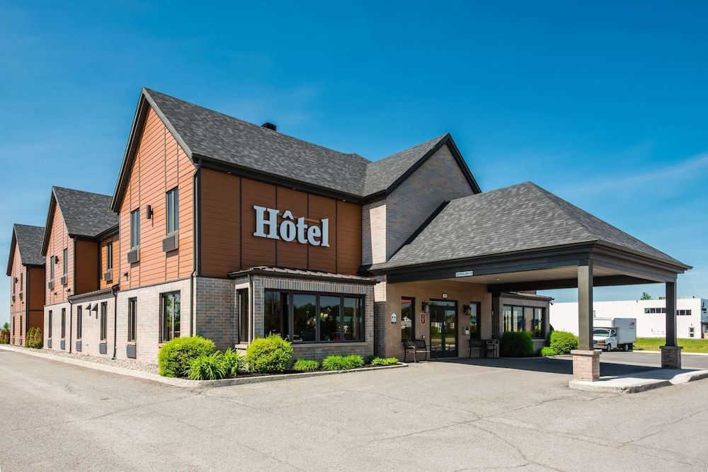Econo Lodge Inn & Suites 1