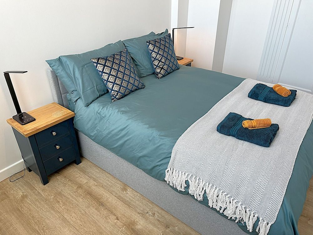 City Centre - Sleeps 4 & Free Parking 2