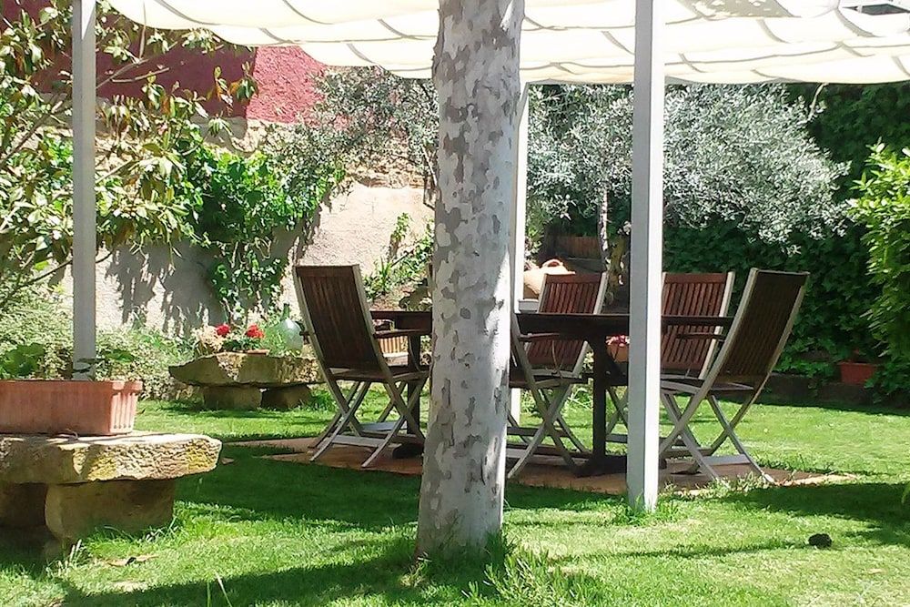 Hostal Rural Txapi Txuri Logis Hotels 1