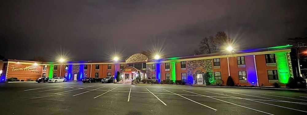 Town House Inn and Suites 1
