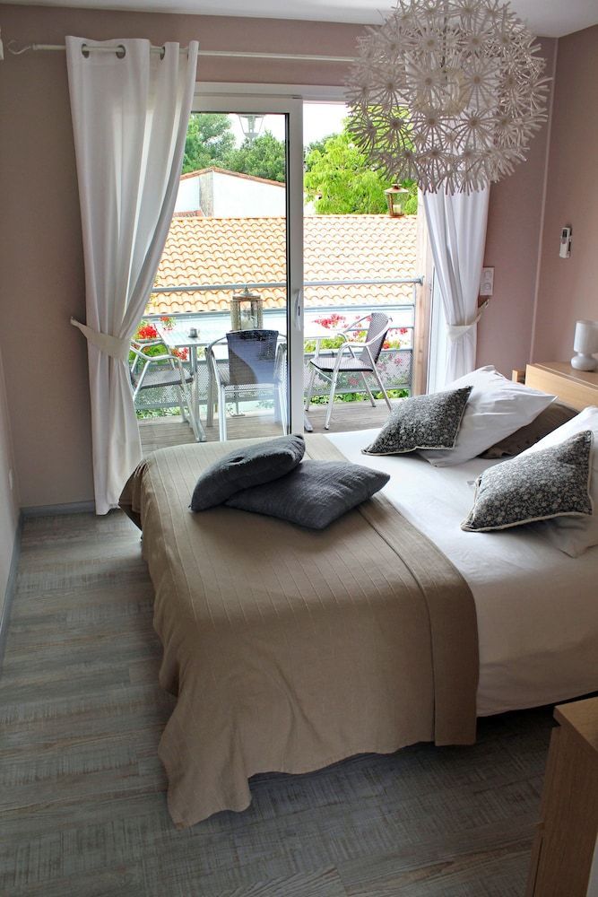 Le Clos des Romarins 1