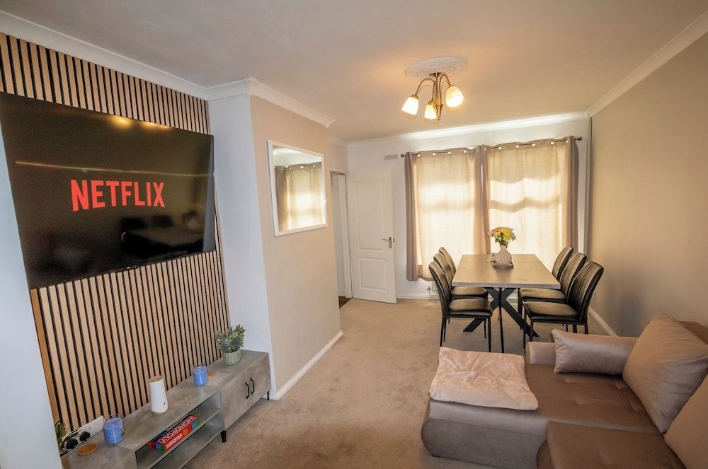 3 Bed Home - Sleeps 8 - Stoke City fc - Parking 1