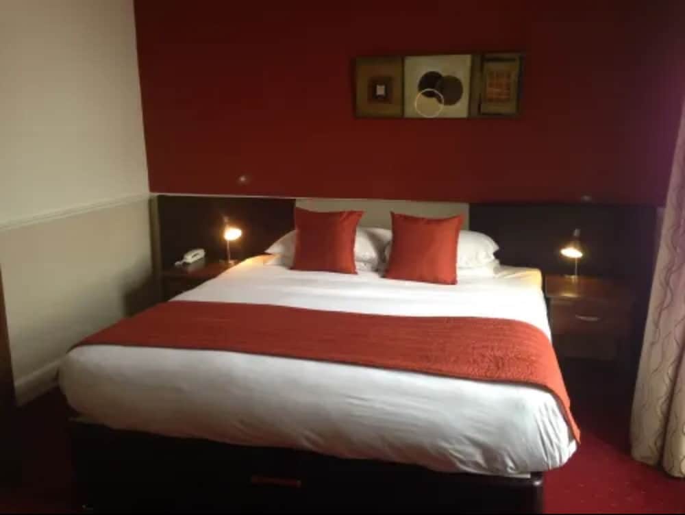 Aberdour Hotel, Stables Rooms & Beer Garden 2