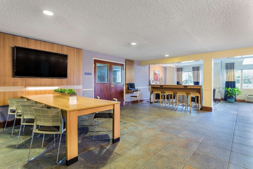 Microtel Inn & Suites by Wyndham Lillington/Campbell University 2