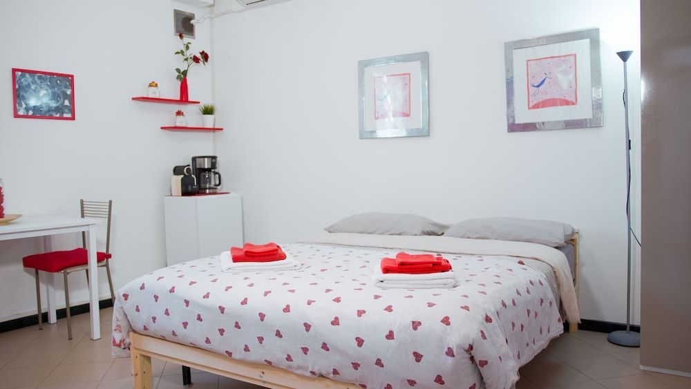 Studio-Sleeps 2-AirCon-Town Centre-Free Parking 2