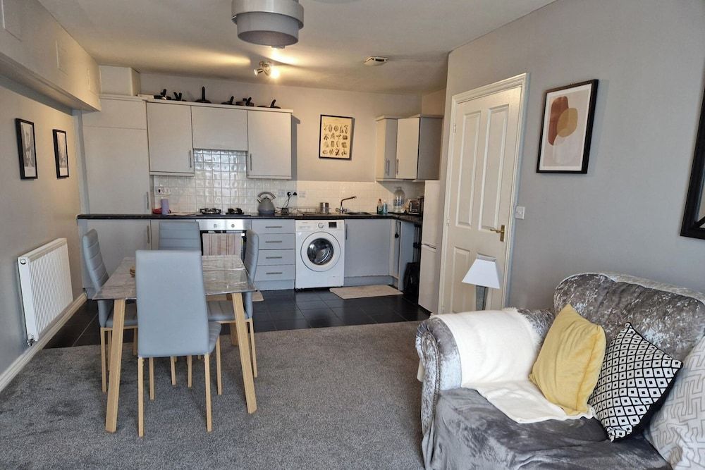 Stylish 2-bed Apartment - Sleeps 4, Parking & Wifi 1