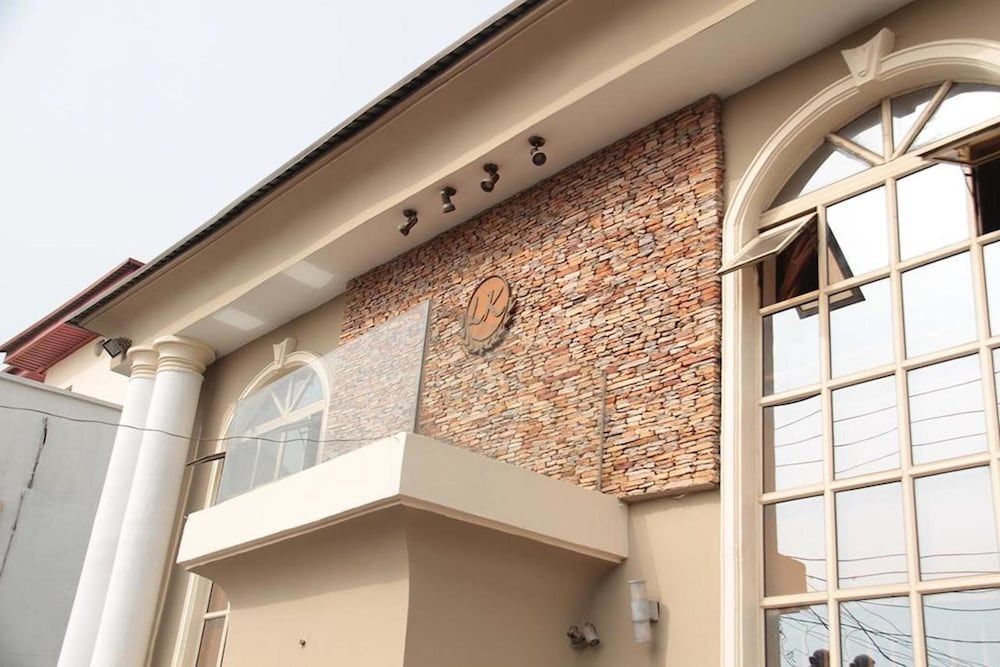 Lakeem Suites Adebola 1