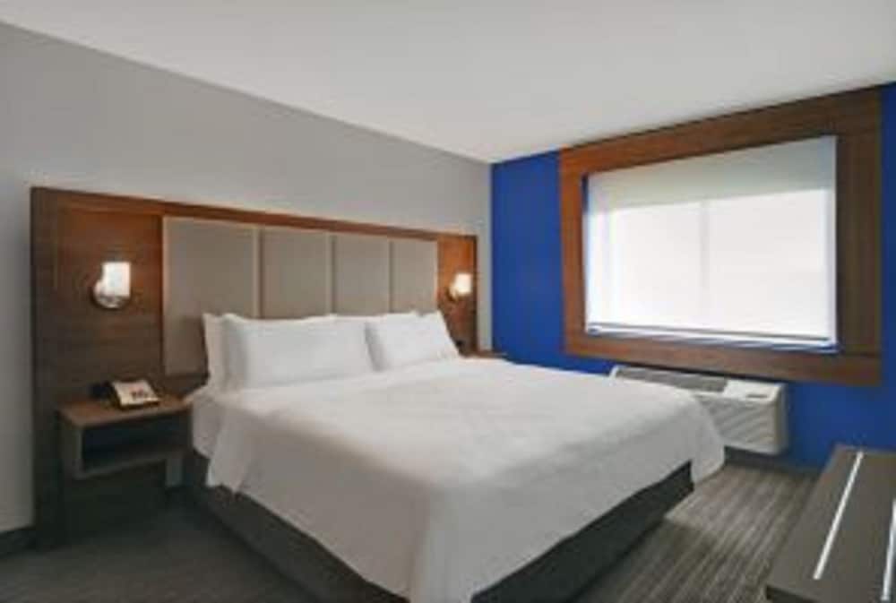 Holiday Inn Express & Suites DETROIT - DEARBORN by IHG 2