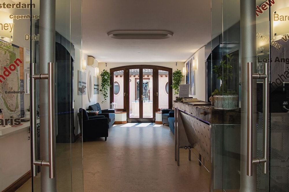 Boutique Rooms 3 0 2