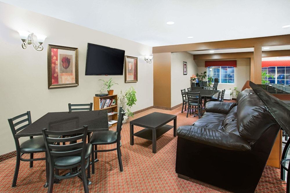 Microtel Inn & Suites by Wyndham Holland 2